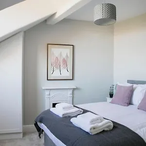 Valley Road, Fabulous 4 Bedroom House Holiday home